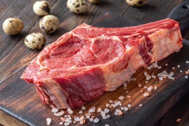 Taze, yüksek kalite kovboy bifteği, mükemmel mermer, ızgara veya tavada kızartma için ideal.