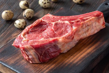 Taze, yüksek kalite kovboy bifteği, mükemmel mermer, ızgara veya tavada kızartma için ideal.