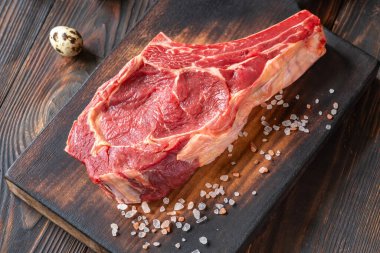Taze, yüksek kalite kovboy bifteği, mükemmel mermer, ızgara veya tavada kızartma için ideal.