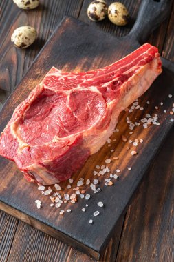 Taze, yüksek kalite kovboy bifteği, mükemmel mermer, ızgara veya tavada kızartma için ideal.