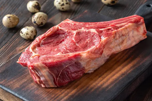 Taze, yüksek kalite kovboy bifteği, mükemmel mermer, ızgara veya tavada kızartma için ideal.