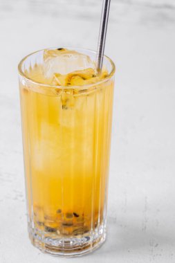 Passion Fruit Caipirinha kokteyli. Viski bardağında saman var.