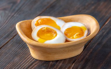 Haşlanmış ramen yumurtaları, yarı yarıya, zengin, altın sarılarını ortaya çıkarmak için.