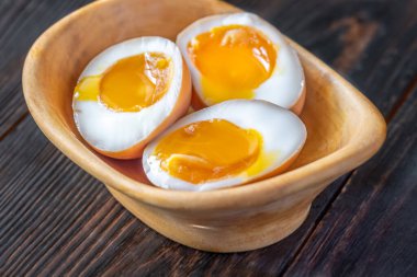 Haşlanmış ramen yumurtaları, yarı yarıya, zengin, altın sarılarını ortaya çıkarmak için.