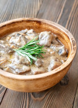 Yumuşak etli kremalı biftek, bol soslu ve kokulu biberiye garnitürlü.