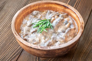 Yumuşak etli kremalı biftek, bol soslu ve kokulu biberiye garnitürlü.