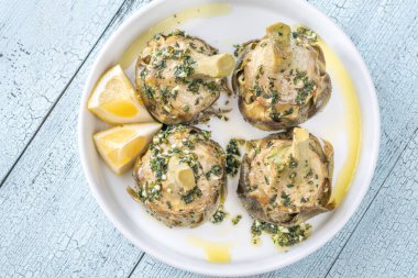 Klasik Carciofi alla Romana şifalı bitkiler, zeytinyağı ve narin tatlar.
