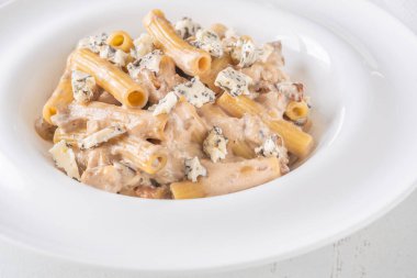 Yumuşak makarna, üzerine ceviz sosu ve parçalanmış mavi peynir.