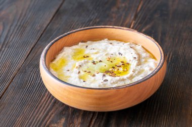 Kavrulmuş patlıcan sosu, kırmızı biber taneleri ve kırsal alanda yağlı.