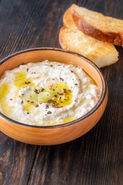 Kavrulmuş patlıcan sosu, kırmızı biber taneleri ve kırsal alanda yağlı.