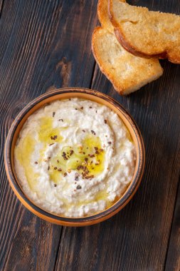 Kavrulmuş patlıcan sosu, kırmızı biber taneleri ve kırsal alanda yağlı.