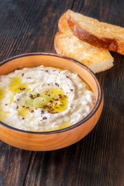 Kavrulmuş patlıcan sosu, kırmızı biber taneleri ve kırsal alanda yağlı.