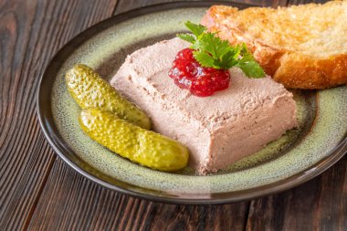 Turta reçeli, çıtır tost ve tuzlu sebze turşusuyla sulu ezme.