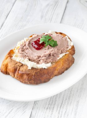 Kızarmış buğday sandviçi, ezmeli, kremalı peynirli ve kızılcık reçelli.