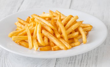 Çıtır çıtır kenarlar ve altın parıltı klasik kızartmaların karşı konulmaz basitliğini vurgular.