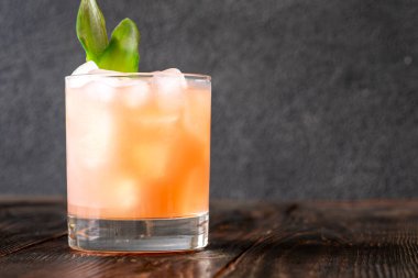 Canlı içecekler guava, ananas, limon ve rom karışımı zengin tropikal uyum içinde.