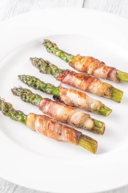 Taze kuşkonmaz mızraklarının etrafında altın pastırmalı cips, lezzetli ve tatmin edici bir kombinasyon.