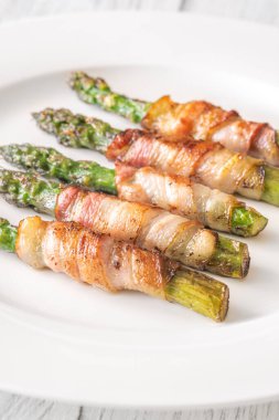 Taze kuşkonmaz mızraklarının etrafında altın pastırmalı cips, lezzetli ve tatmin edici bir kombinasyon.