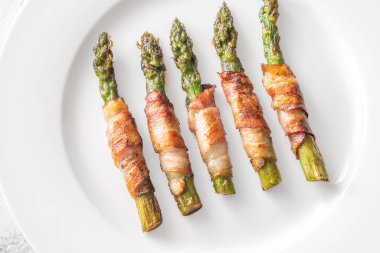 Taze kuşkonmaz mızraklarının etrafında altın pastırmalı cips, lezzetli ve tatmin edici bir kombinasyon.