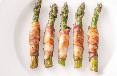 Taze kuşkonmaz mızraklarının etrafında altın pastırmalı cips, lezzetli ve tatmin edici bir kombinasyon.