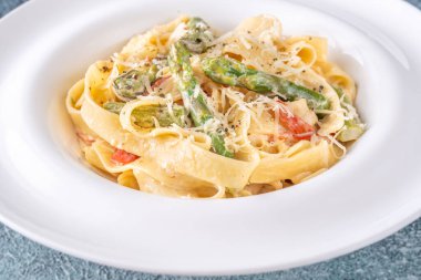 Sosa sarılmış ipek erişteler, gevrek sebzeler ve peynir bu konfor tabağını tamamlıyor.