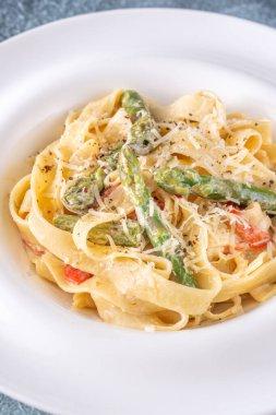 Sosa sarılmış ipek erişteler, gevrek sebzeler ve peynir bu konfor tabağını tamamlıyor.