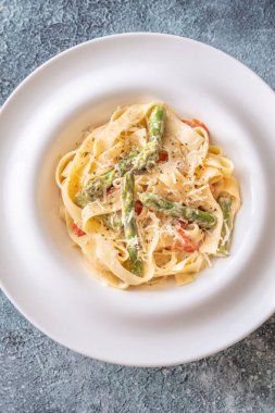 Sosa sarılmış ipek erişteler, gevrek sebzeler ve peynir bu konfor tabağını tamamlıyor.