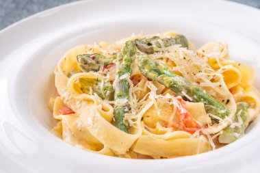 Sosa sarılmış ipek erişteler, gevrek sebzeler ve peynir bu konfor tabağını tamamlıyor.