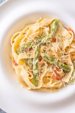 Sosa sarılmış ipek erişteler, gevrek sebzeler ve peynir bu konfor tabağını tamamlıyor.