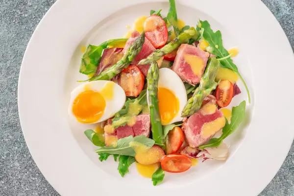 Parlak malzemeler ahenk içinde, yumuşak dokular ve porselen sahnede koyu renkler içinde.