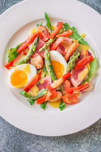 Parlak malzemeler ahenk içinde, yumuşak dokular ve porselen sahnede koyu renkler içinde.