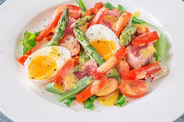 Parlak malzemeler ahenk içinde, yumuşak dokular ve porselen sahnede koyu renkler içinde.