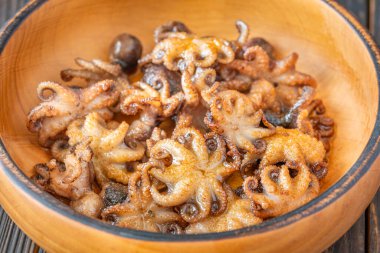 Yumuşak bebek ahtapotlar çıtır çıtır sarımsaklı bitkilerle sıcacık kokulu ve çıtır çıtır.