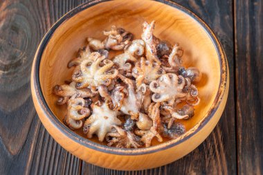 Yumuşak bebek ahtapotlar çıtır çıtır sarımsaklı bitkilerle sıcacık kokulu ve çıtır çıtır.