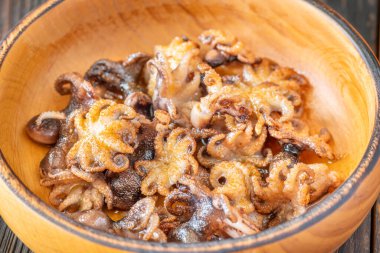 Yumuşak bebek ahtapotlar çıtır çıtır sarımsaklı bitkilerle sıcacık kokulu ve çıtır çıtır.