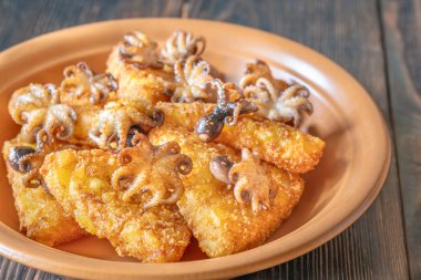 Kızarmış patates börekleri, güpegündüz aşınmış odunların üzerinde yumuşak ahtapotlarla eşleştirilir.