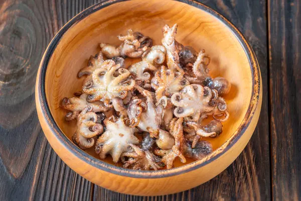 Yumuşak bebek ahtapotlar çıtır çıtır sarımsaklı bitkilerle sıcacık kokulu ve çıtır çıtır.