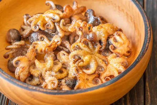 Yumuşak bebek ahtapotlar çıtır çıtır sarımsaklı bitkilerle sıcacık kokulu ve çıtır çıtır.