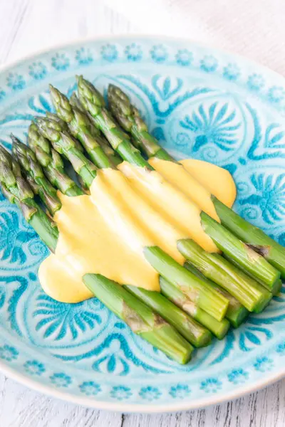 Mavi tabak Haşlanmış Kuşkonmaz İpek Hollandaise Sau serpiştirilmiş