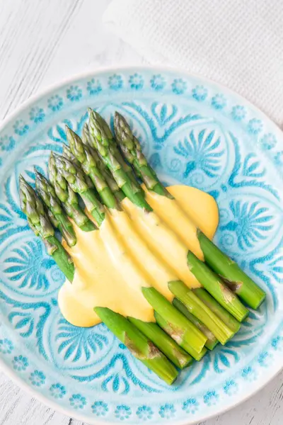 Mavi tabak Haşlanmış Kuşkonmaz İpek Hollandaise Sau serpiştirilmiş