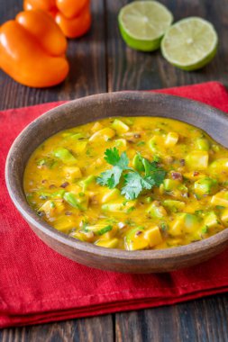 Avokado, mango, kırmızı soğan ve limon, el yapımı salsa kasesinde birleşir.