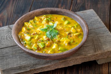 Avokado, mango, kırmızı soğan ve limon, el yapımı salsa kasesinde birleşir.