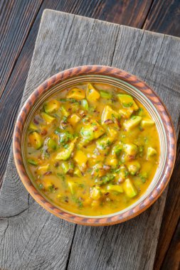Avokado, mango, kırmızı soğan ve limon, el yapımı salsa kasesinde birleşir.