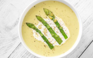 Mızraklı kadife yeşil çorba, krema ve kızarmış ekmek.