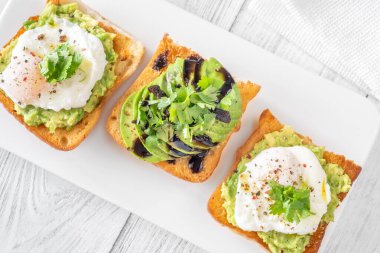 Avokado, yumurta, kurutulmuş domates ve balzamik soslu kızarmış ciabatta.
