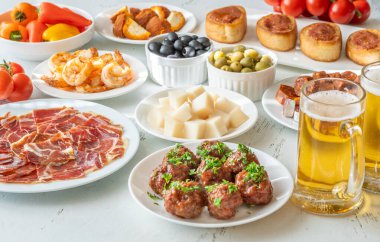 Masada değişik renkte tapas çeşitleri arasında etler, peynir, deniz ürünleri, bira ve sebzeler yer almaktadır