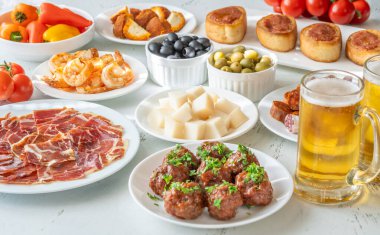 Masada değişik renkte tapas çeşitleri arasında etler, peynir, deniz ürünleri, bira ve sebzeler yer almaktadır