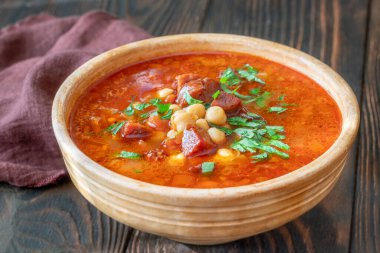 Domatesli baharatlı sucuk çorbası ve taze kişniş garnitürle bitirilmiş nohut.