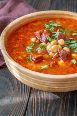 Domatesli baharatlı sucuk çorbası ve taze kişniş garnitürle bitirilmiş nohut.