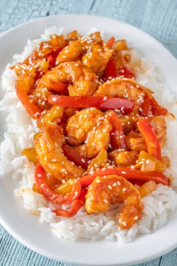 Karıştırılmış karidesler ananas sebzeli keskin sosla kaplanmış sıcak pirinçli.